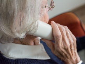 Senior ze słuchawką telefonu